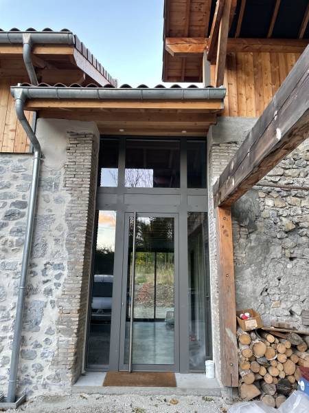 Fourniture et pose d’une porte d’entrée en aluminium à rupture de pont thermique, porte pivot, à Saint Paul de Varces près de Grenoble