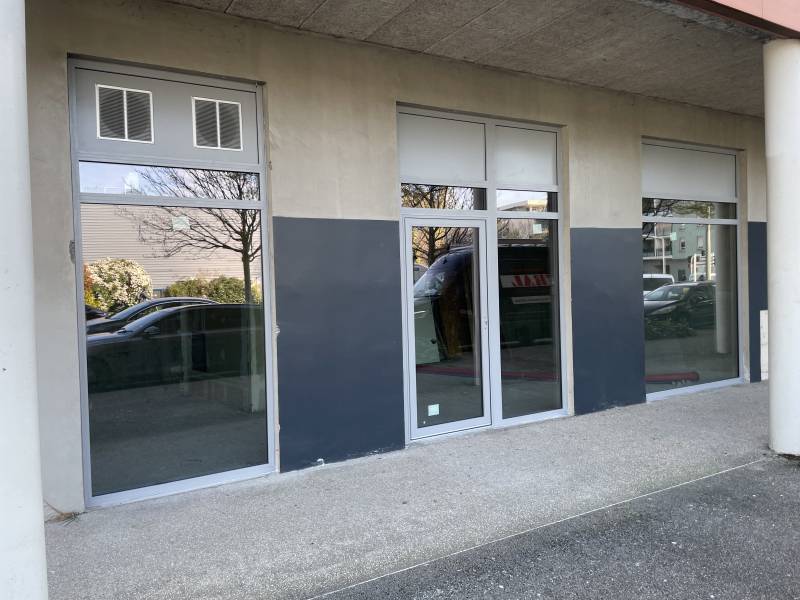 Façade rénovée pour la future laverie d'Echirolles