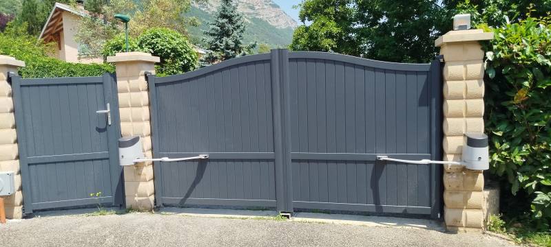 Fabrication et installation d'un portail aluminium 2 vantaux motorisé avec portillon battant à Saint-Paul-de-Varces à côté de Grenoble