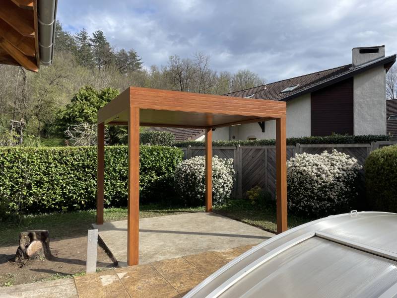 Réalisation et pose d’une pergola aluminium bioclimatique 3x3 mètres, coloris Chêne Antique, autoportée, motorisée à Claix près de GRENOBLE