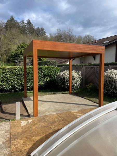 Réalisation et pose d’une pergola aluminium bioclimatique 3x3 mètres, coloris Chêne Antique, autoportée, motorisée à Claix près de GRENOBLE