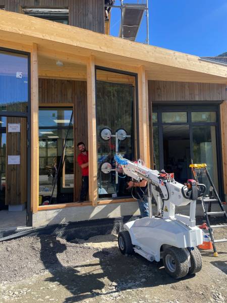 Mise en place du vitrage de 190 kgs assisté du robot