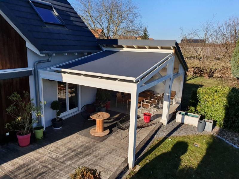 PERGOLA FIXE AVEC STORE DE TOITURE