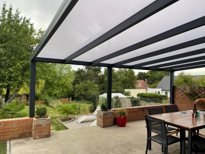 Installation d’une pergola fixe vitrée ATRIUM VISION et d’un store banne de toiture de Véranda à LE TOUVET